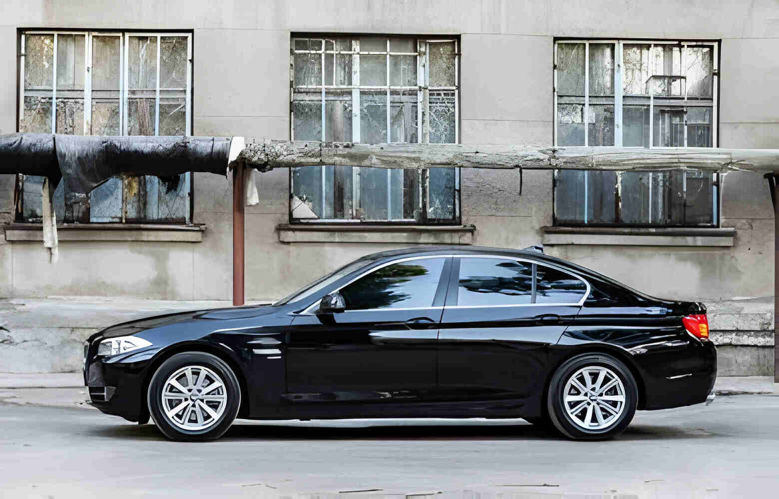 Side view of a 7 series BMW car