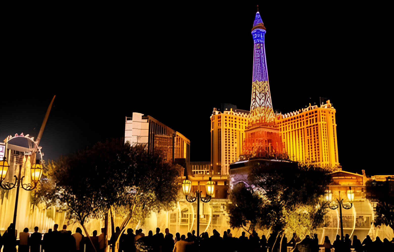 Fountain of Bellagio lighting up at night on Las Vegas boulevard