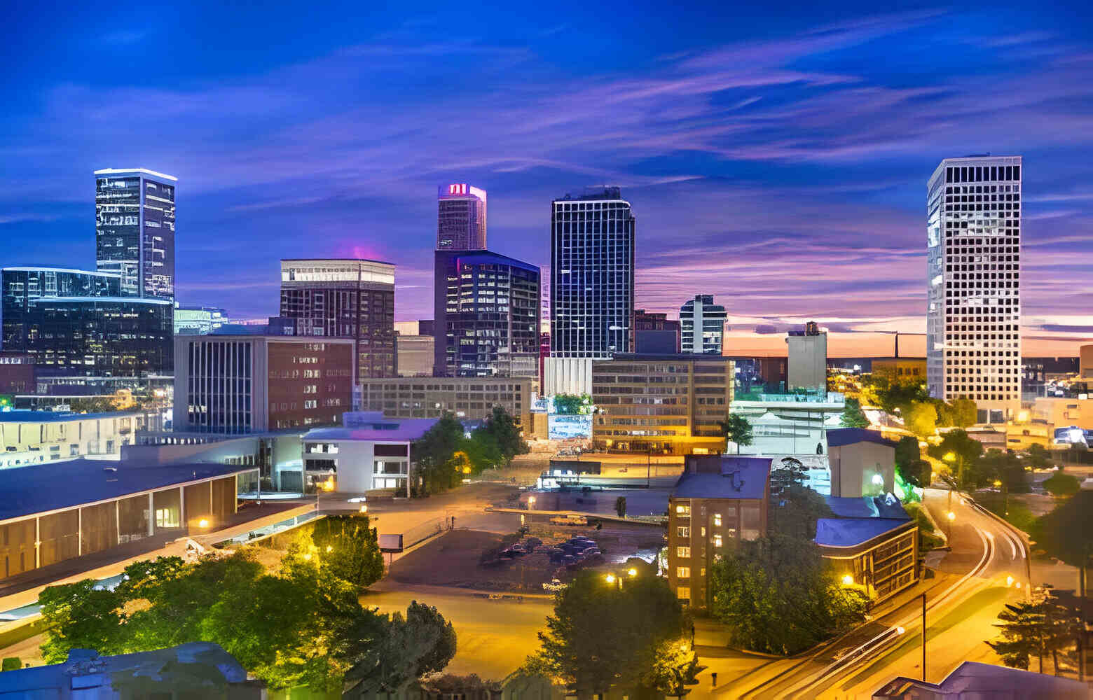 Tulsa, Oklahoma, USA skyline at twilight