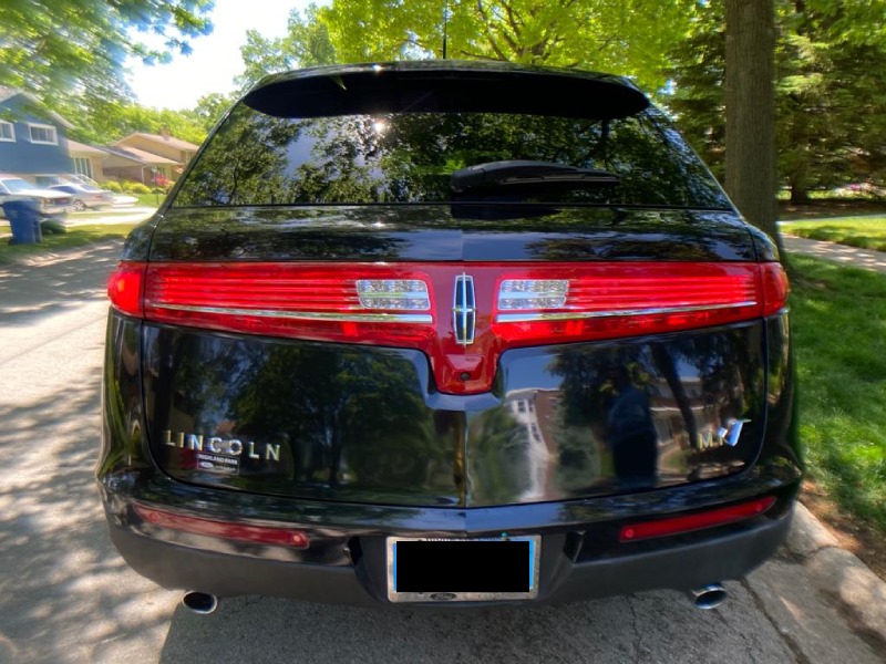 Back side of black SUV lincoln naviogator