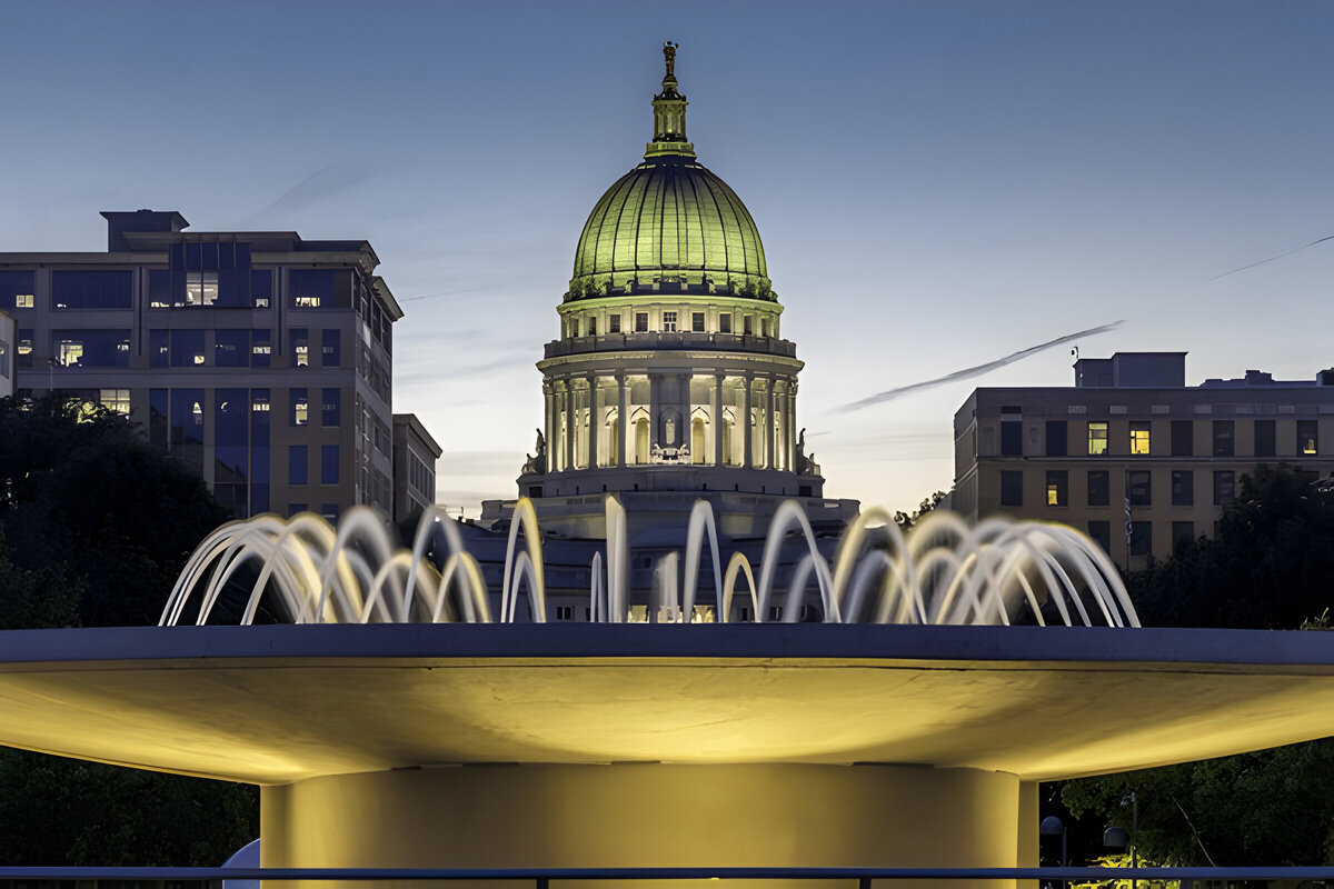 The capital building in Madison Wisconsin at dusk