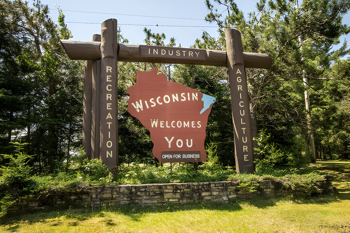 State of Wisconsin welcome sign at the border of Wisconsin and Michigan